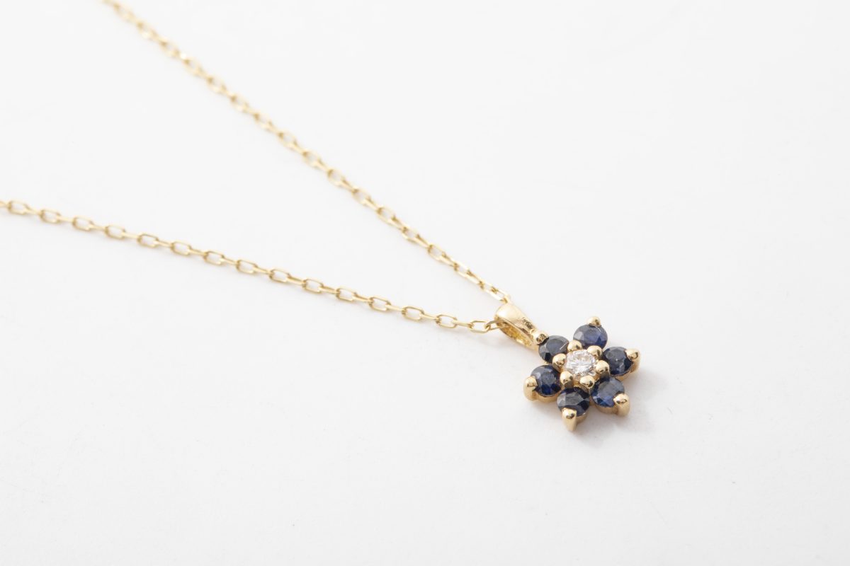 Collar flor con diamantes y zafiros