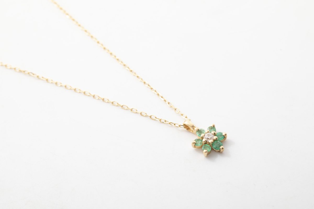 Collar flor con diamantes y esmeraldas