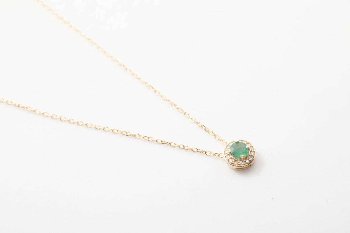 Collar con dije de esmeralda y diamantes