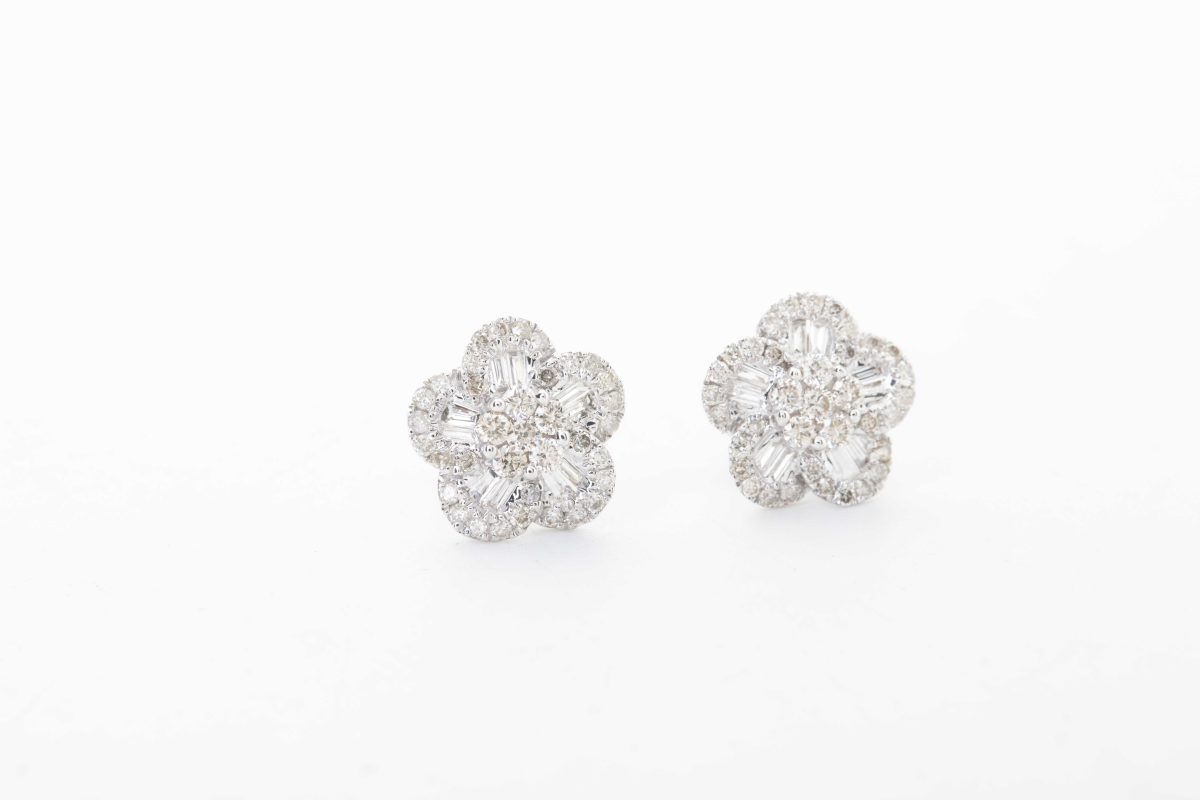 Aretes flor con diamantes