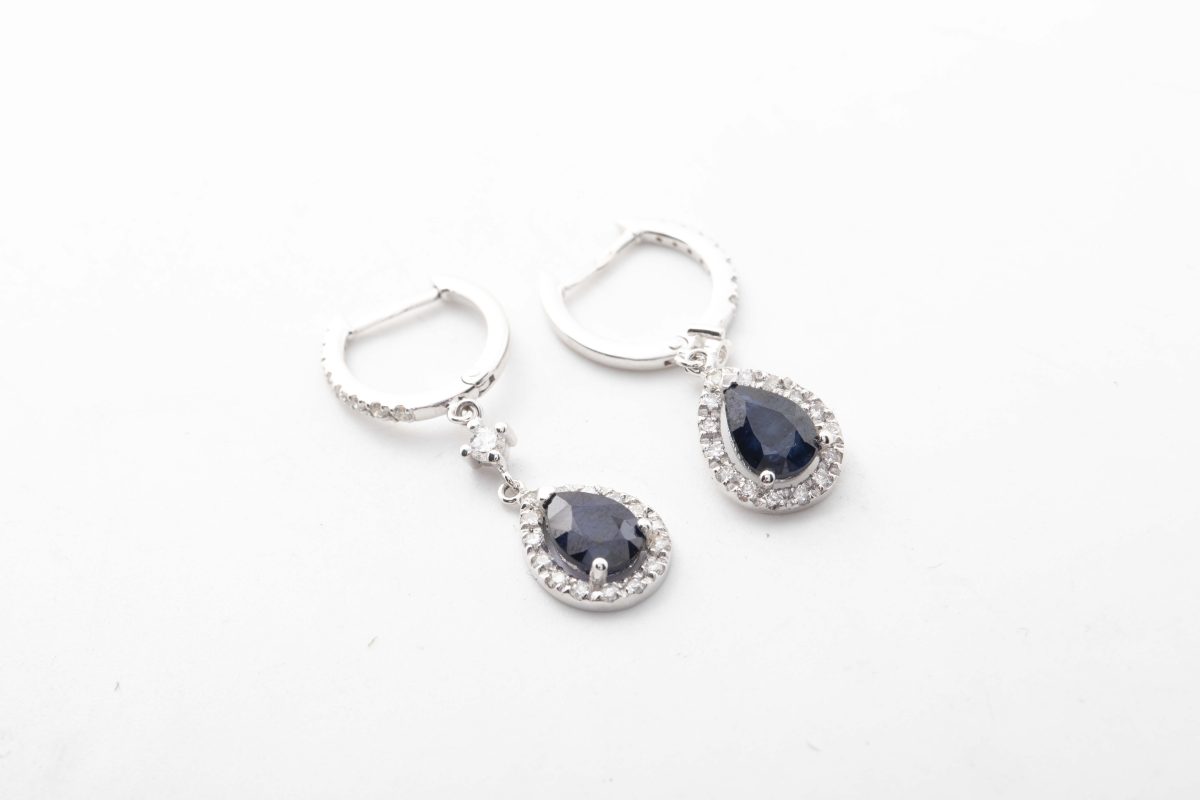 Aretes colgantes con zafiros y diamantes