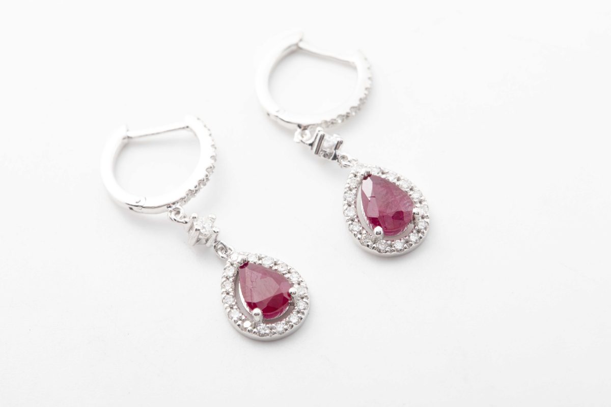Aretes de diamantes y rubís