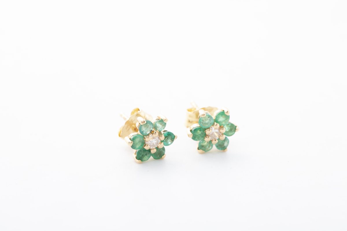 Aretes flor con esmeraldas y diamantes