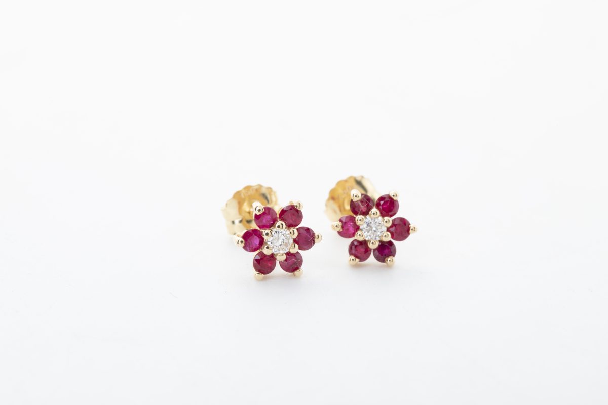 Aretes flor con rubís y diamantes