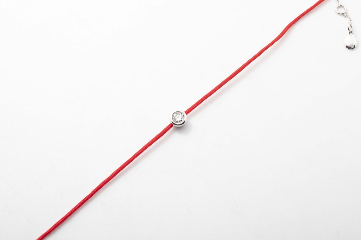 Pulsera con brillantes y pita roja