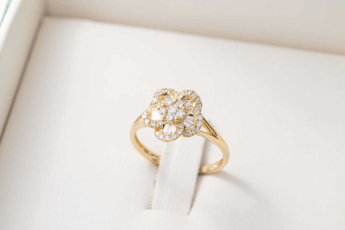Anillo flor con diamantes