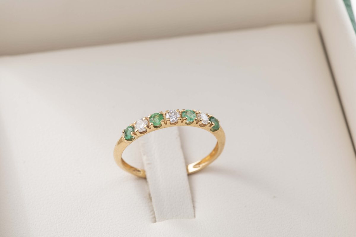 Anillo con esmeraldas y diamantes