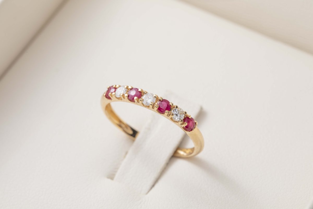 Anillo con rubís y diamantes