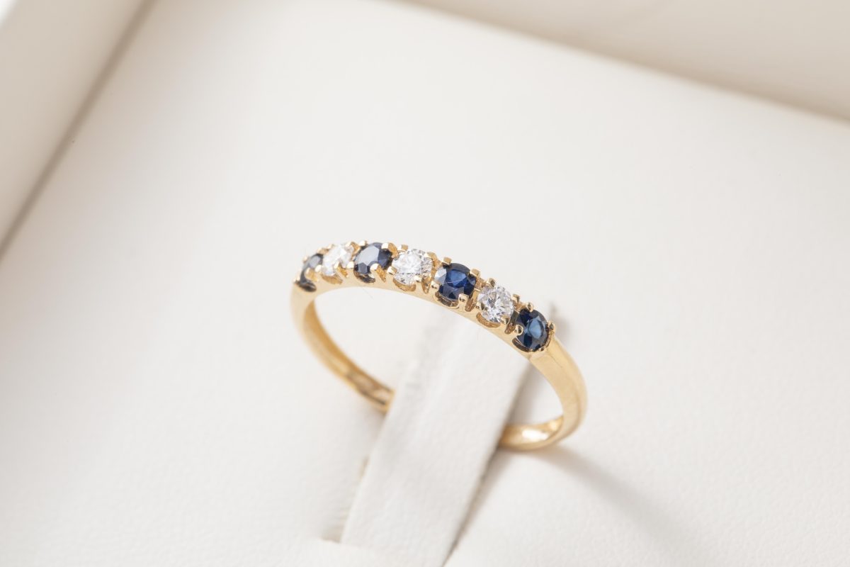 Anillo con zafiros y diamantes