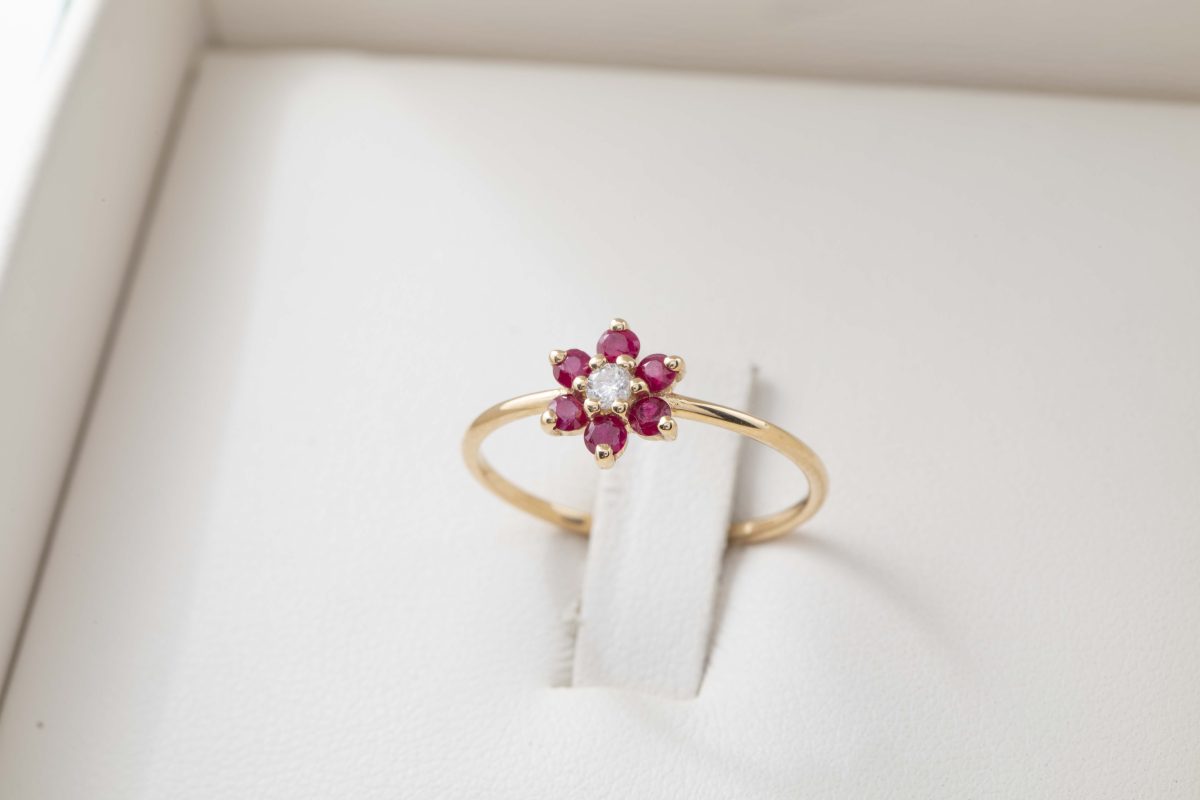 Anillo flor con rubís