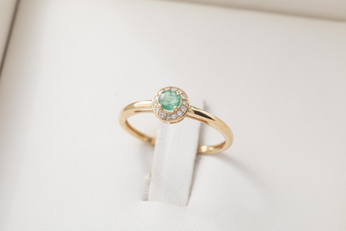 Anillo con esmeralda y diamantes
