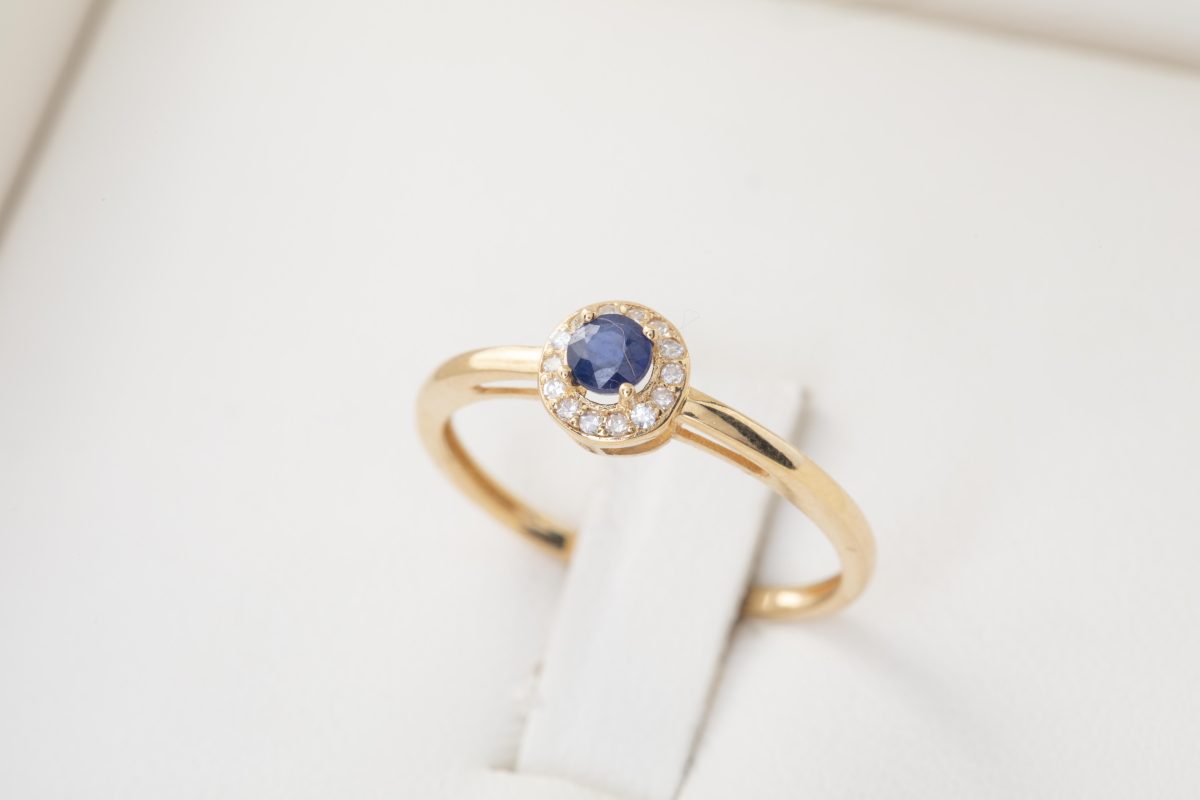 Anillo con zafiro y diamantes