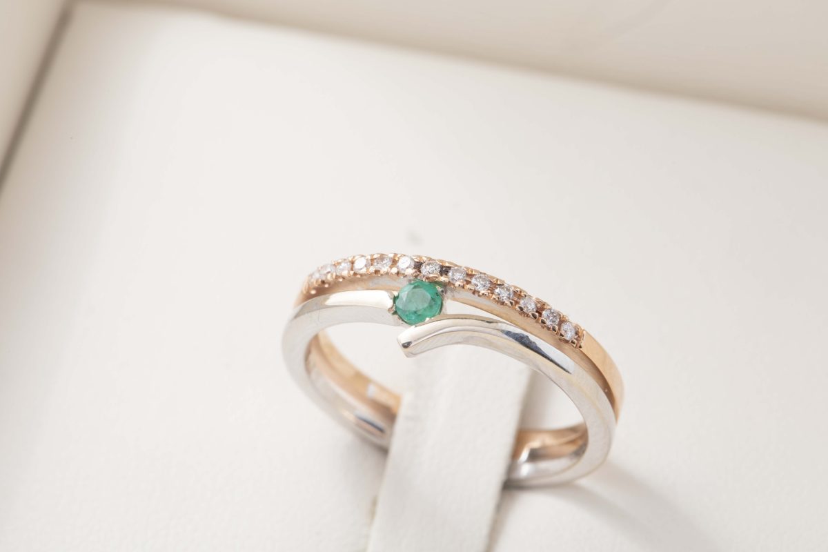 Anillo con esmeralda y diamantes