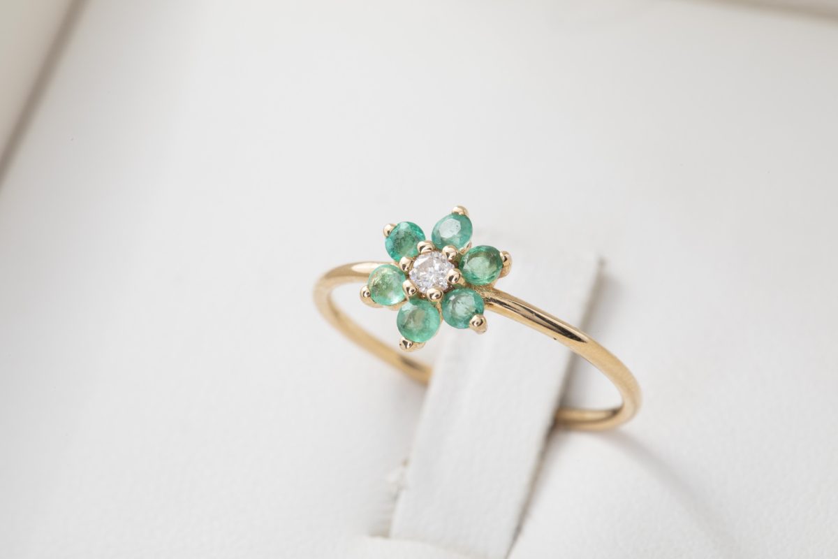 Anillo flor con esmeraldas