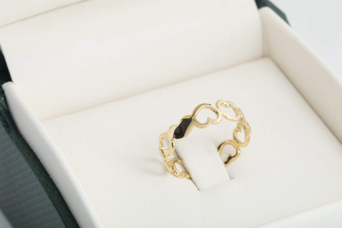 Anillo corazones en oro amarillo