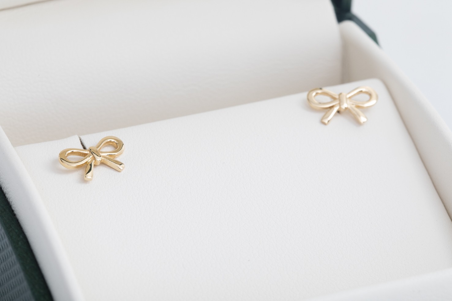 Aretes lazo en oro amarillo