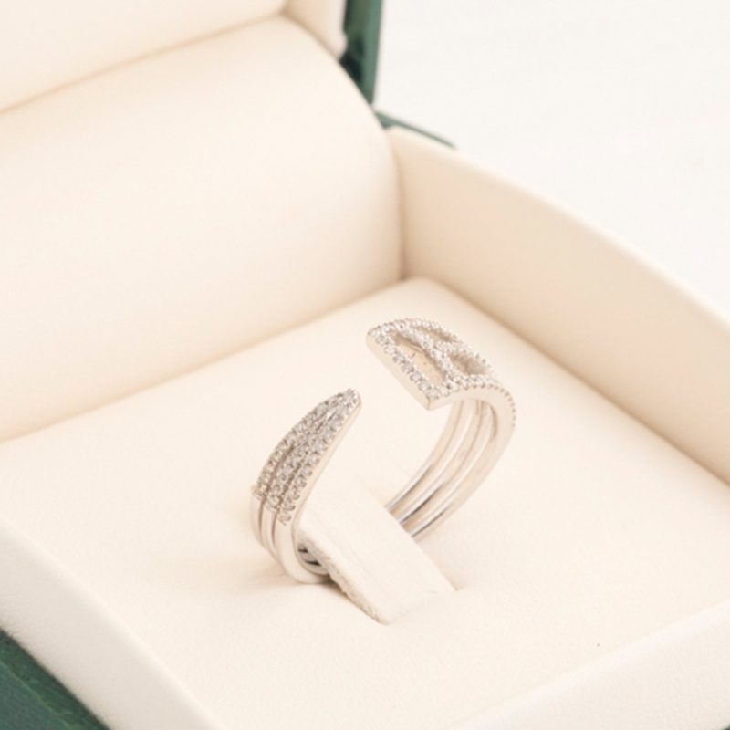 Anillo en oro blanco 18 Kts. y diamantes