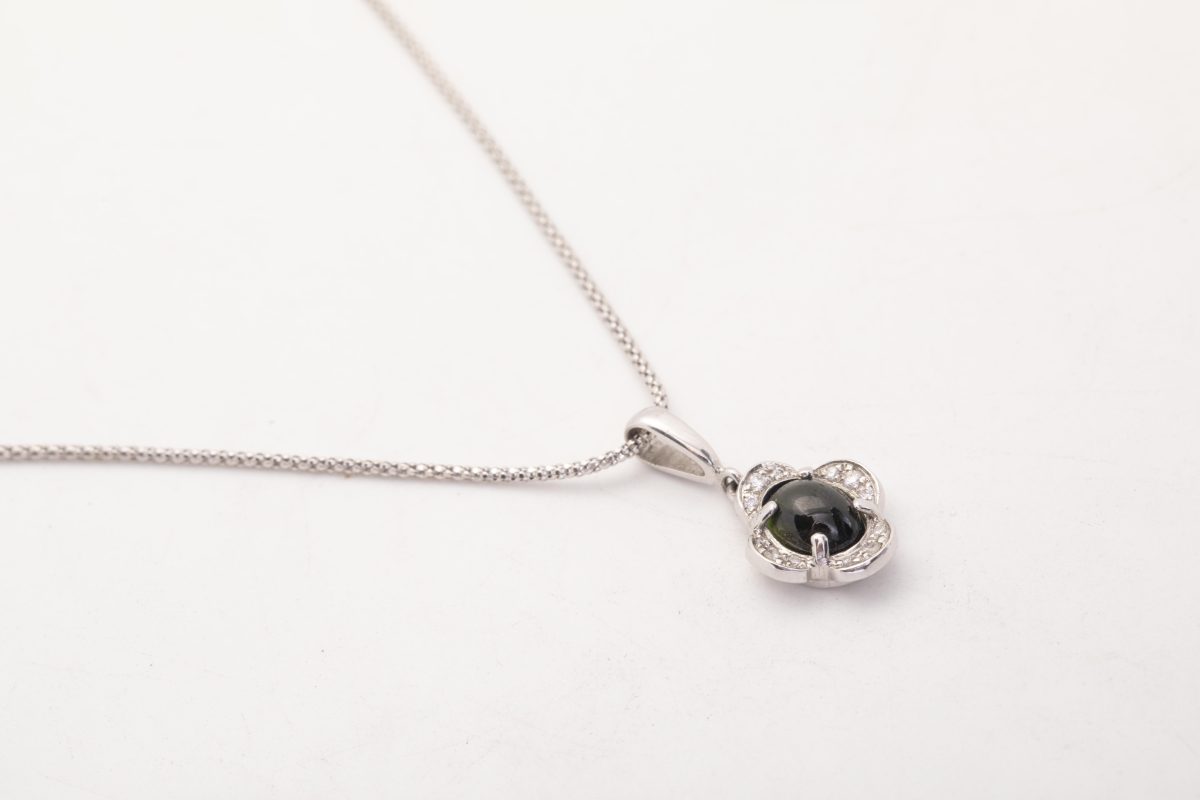 Collar con dije de flor con turmalina