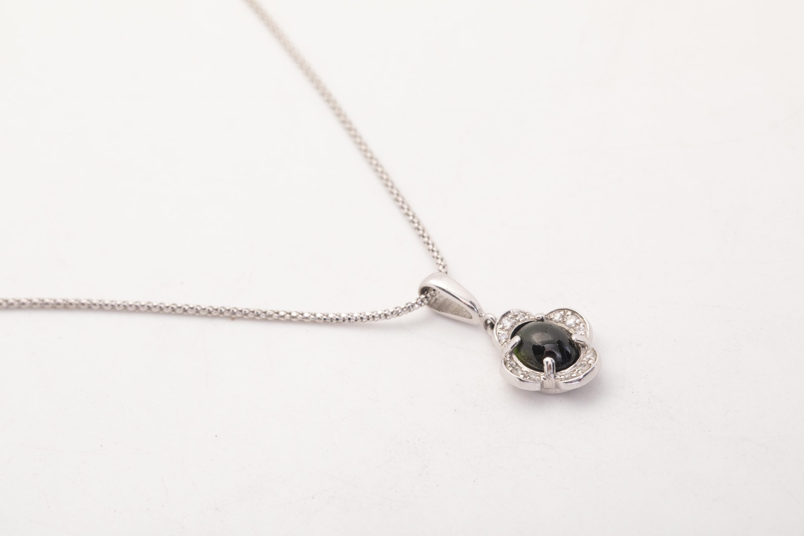 Collar con dije de flor con turmalina