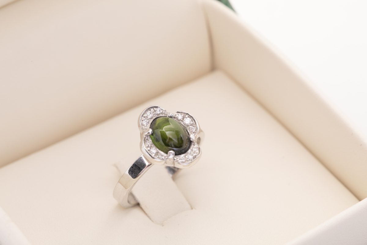 Anillo flor con turmalina cabuchon