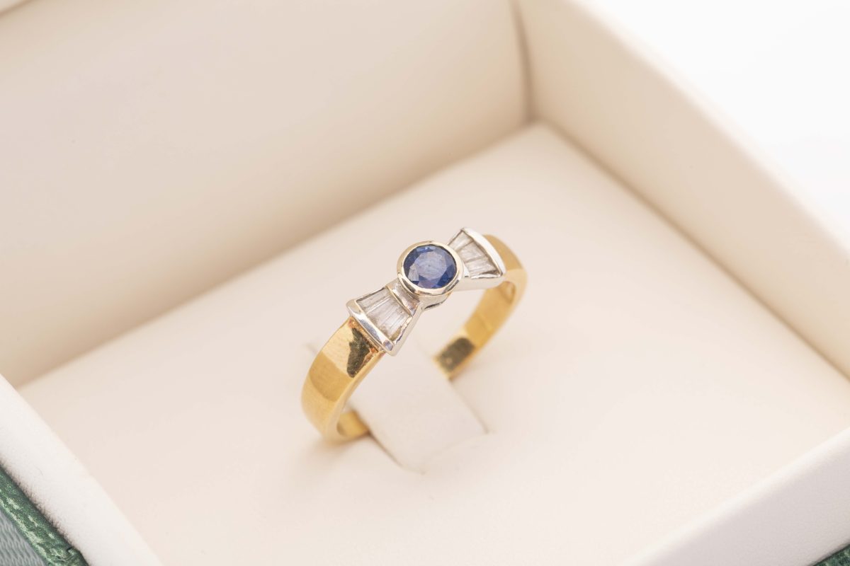Anillo con un zafiro y diamantes