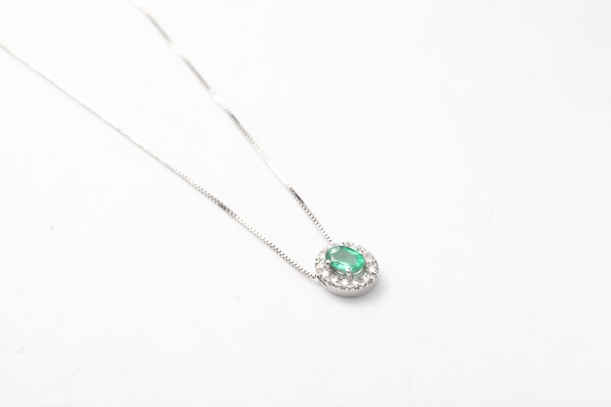 Collar con esmeralda