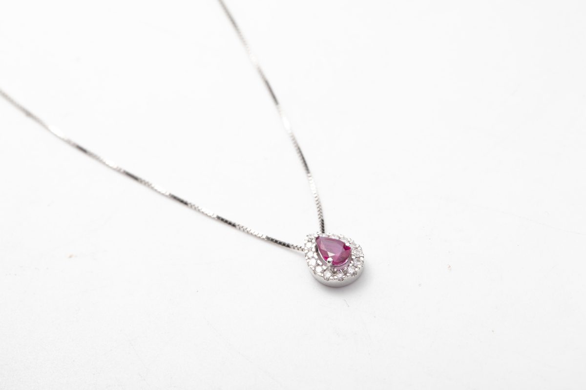 Collar con rubí
