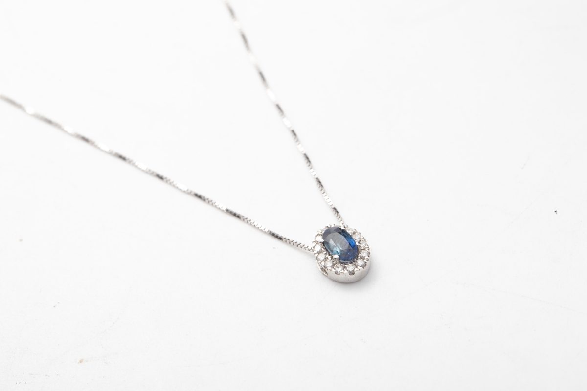 Collar con zafiro