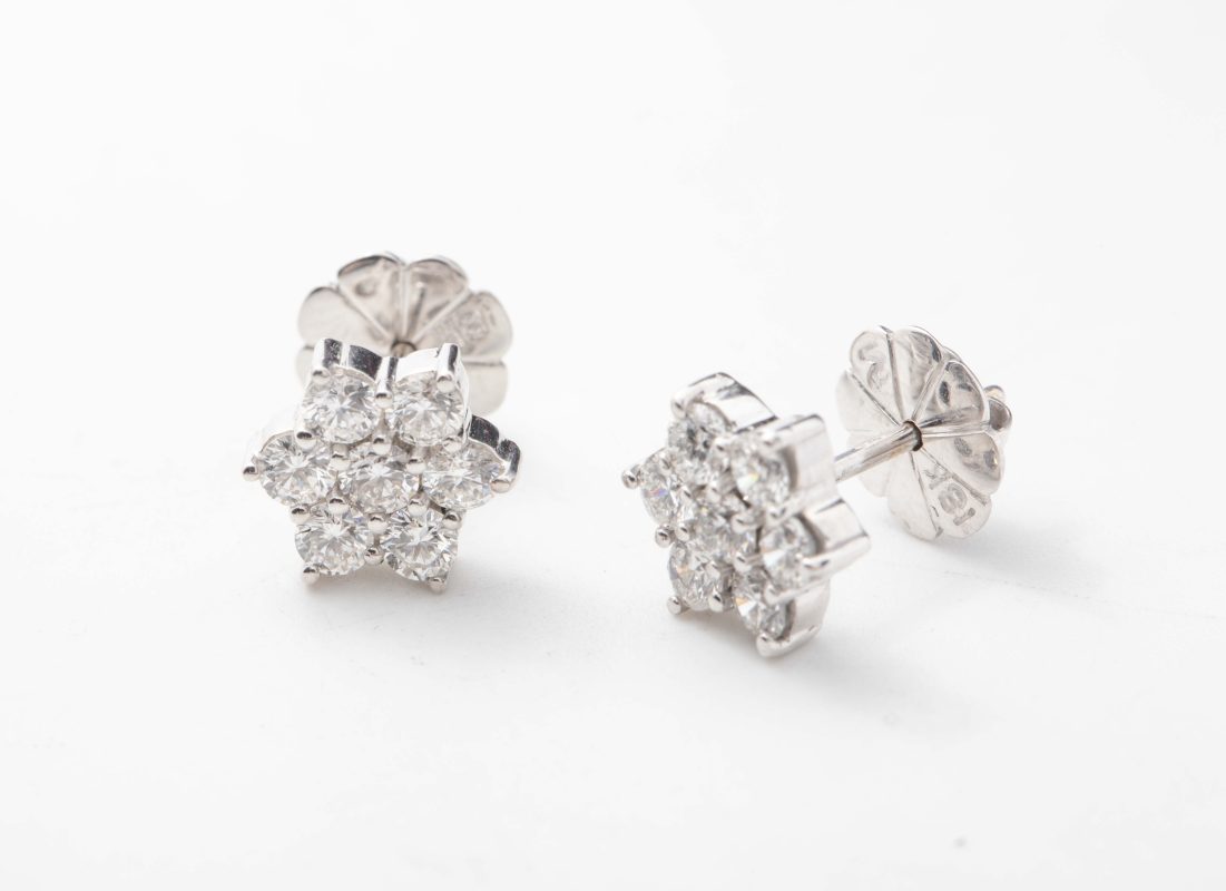 Aretes roseta en oro blanco