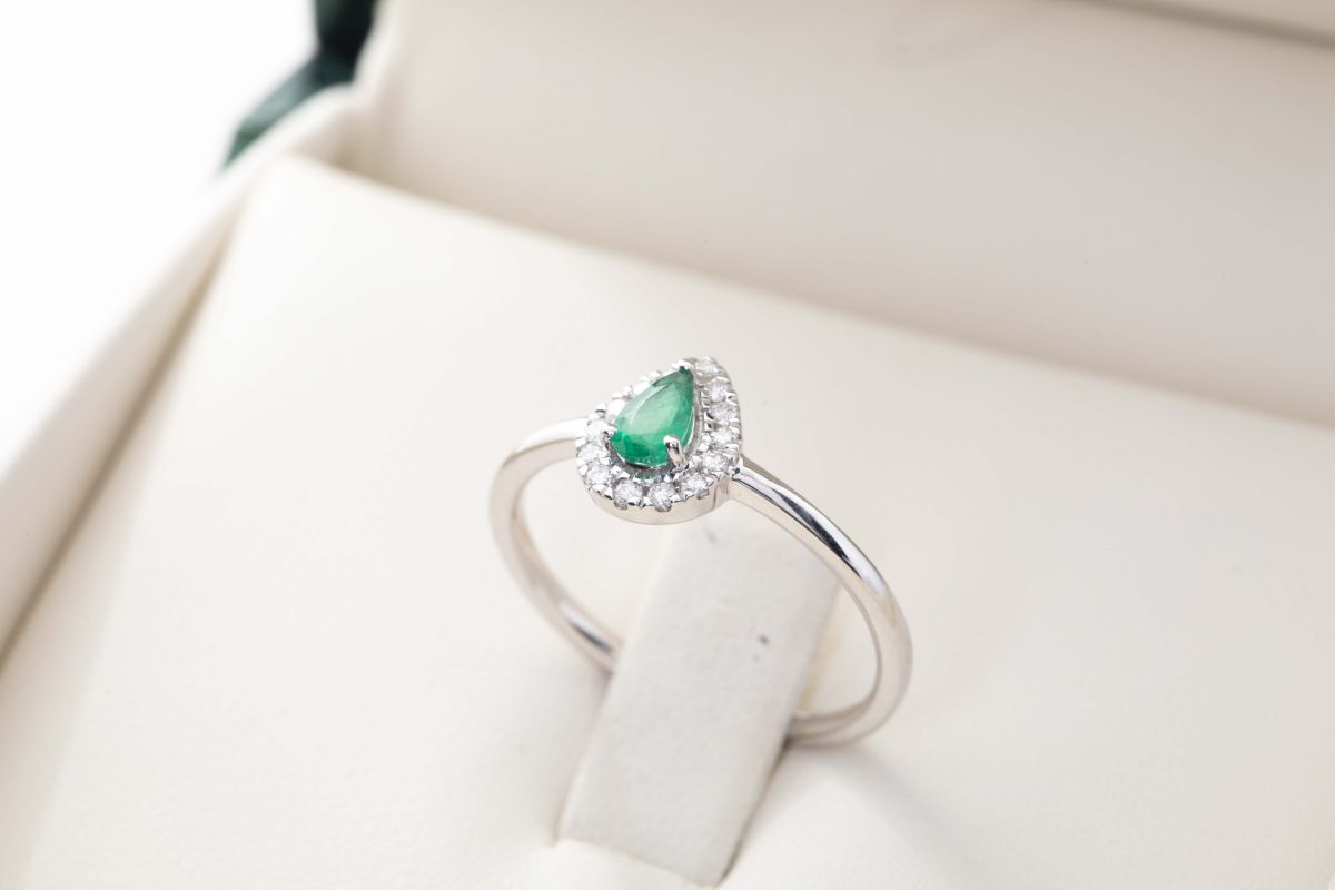 Anillo con una esmeralda y diamantes