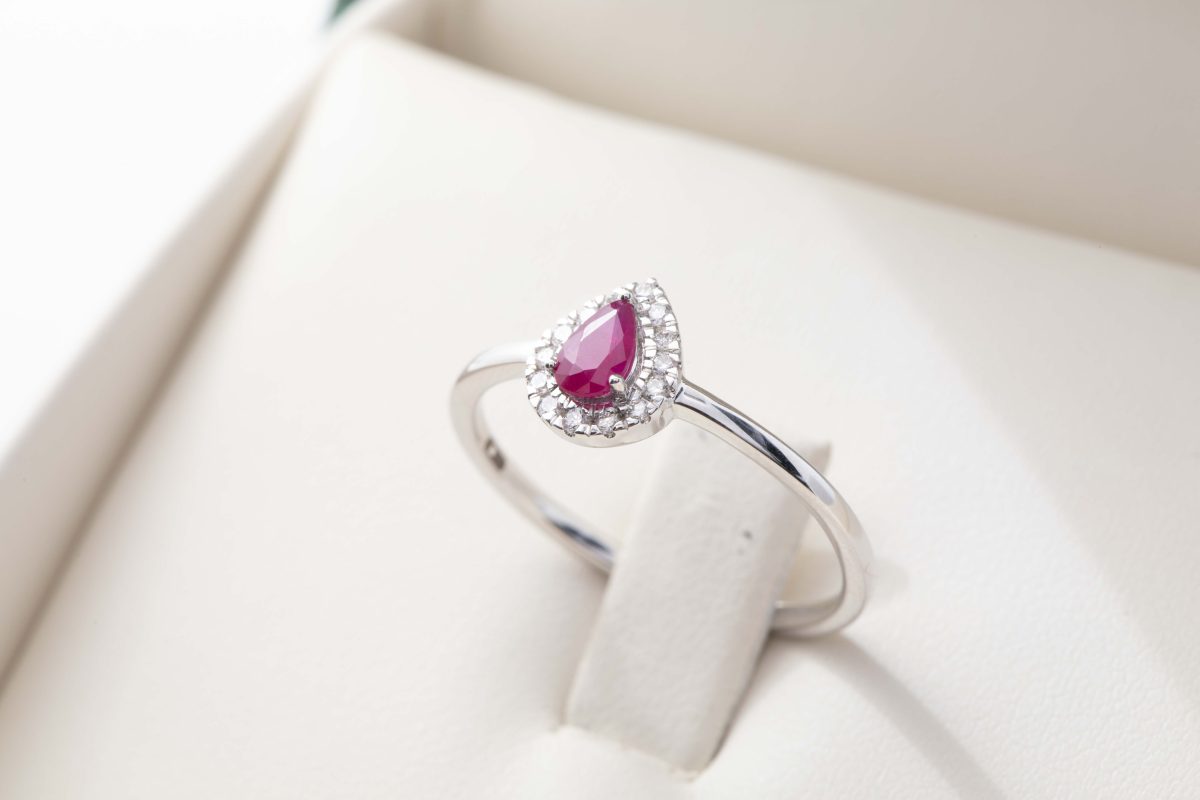 Anillo con un rubí y diamantes