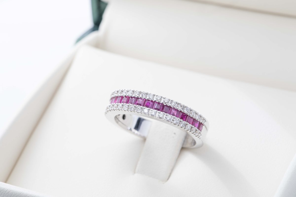 Anillo con rubís y diamantes