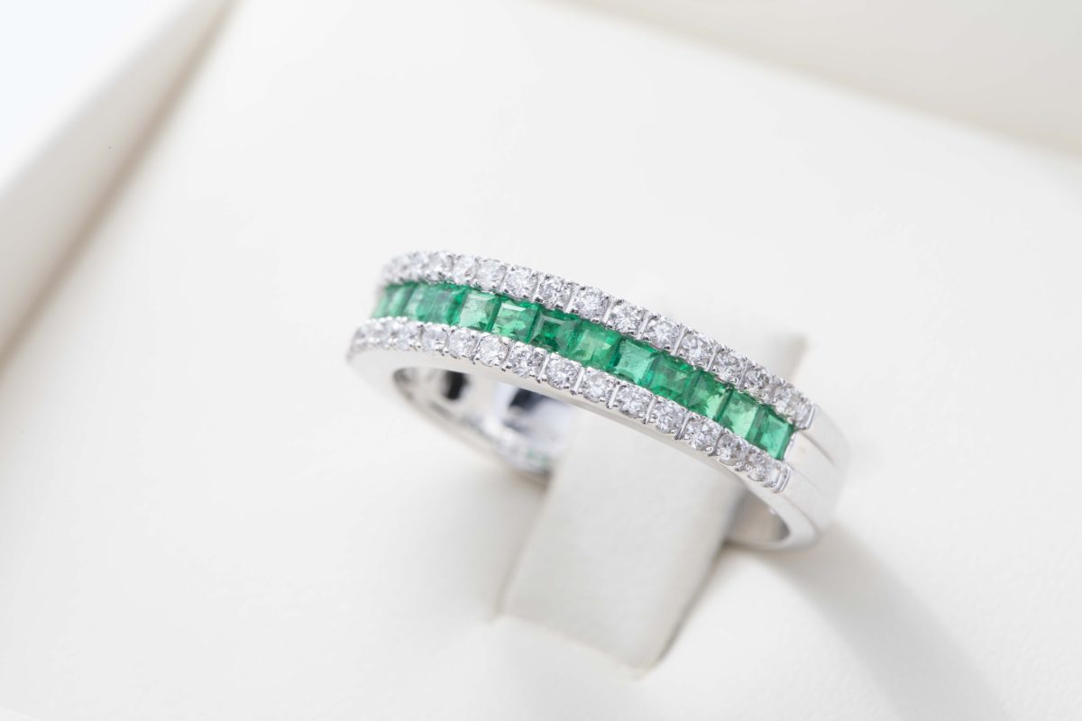 Anillo con esmeraldas y diamantes