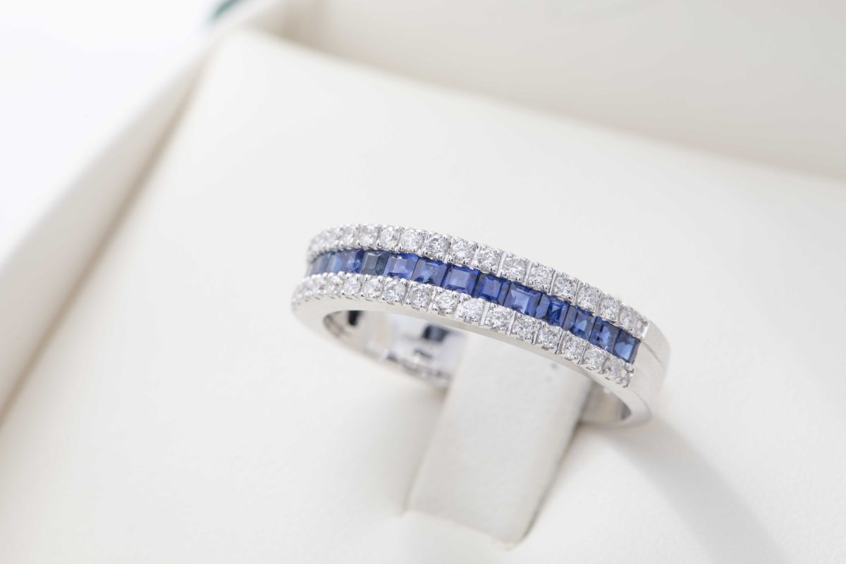 Anillo con zafiros y diamantes