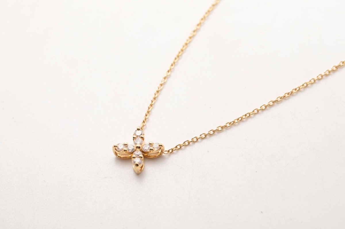 Collar flor con diamantes
