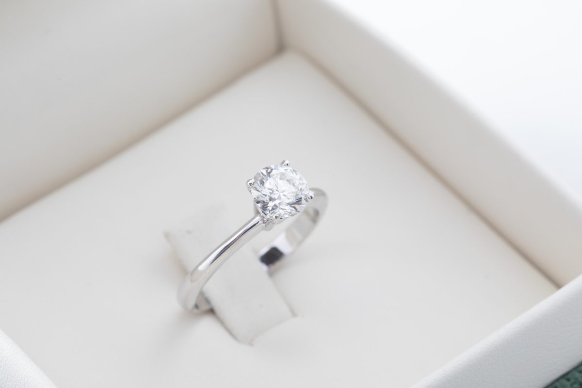 Anillo de compromiso con diamante 0.90Ct.