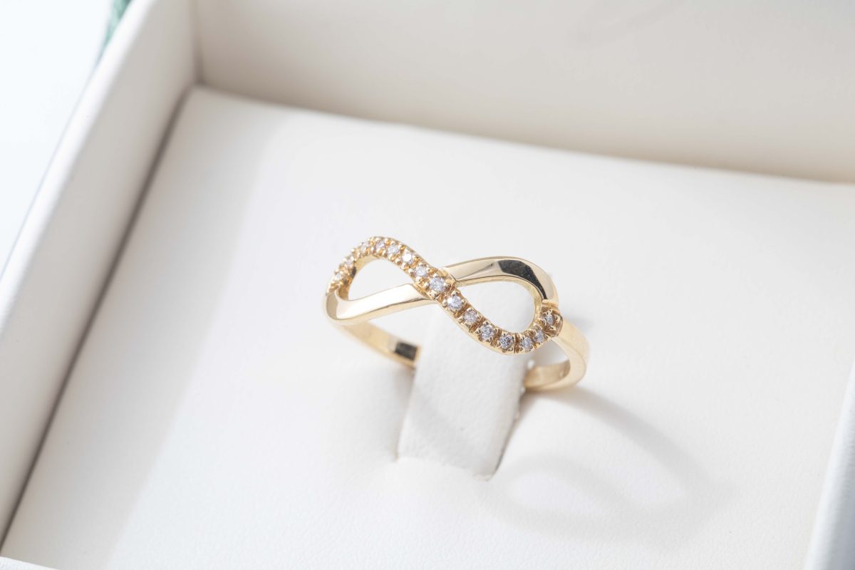 Anillo infinito con diamantes