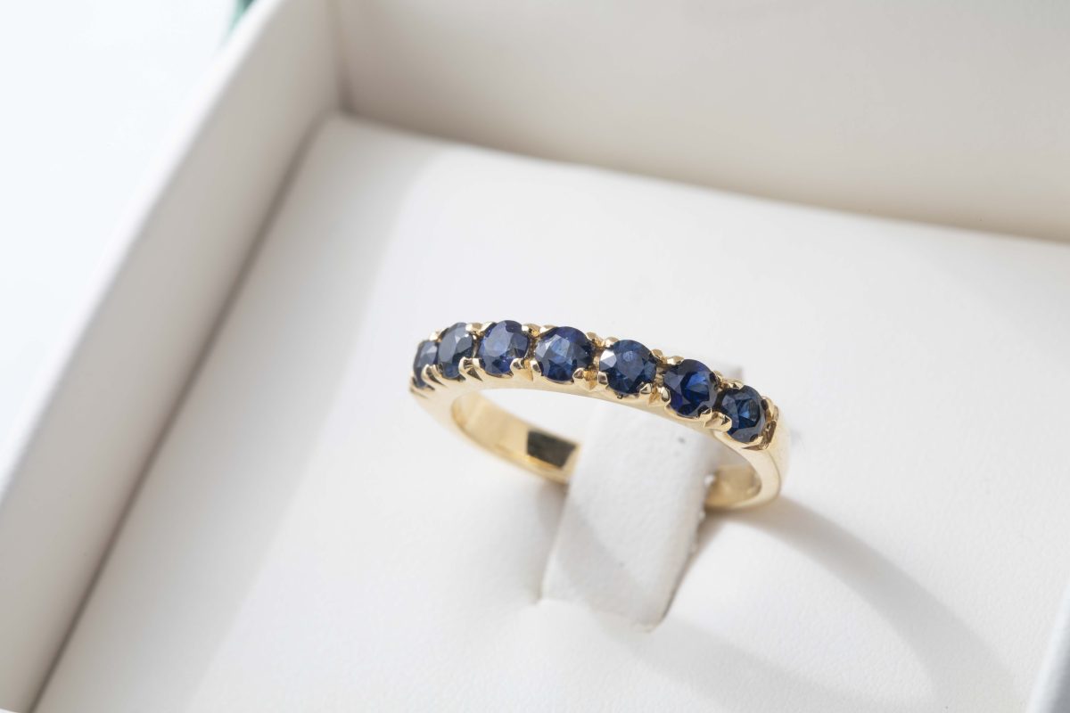 Anillo rivier de zafiros