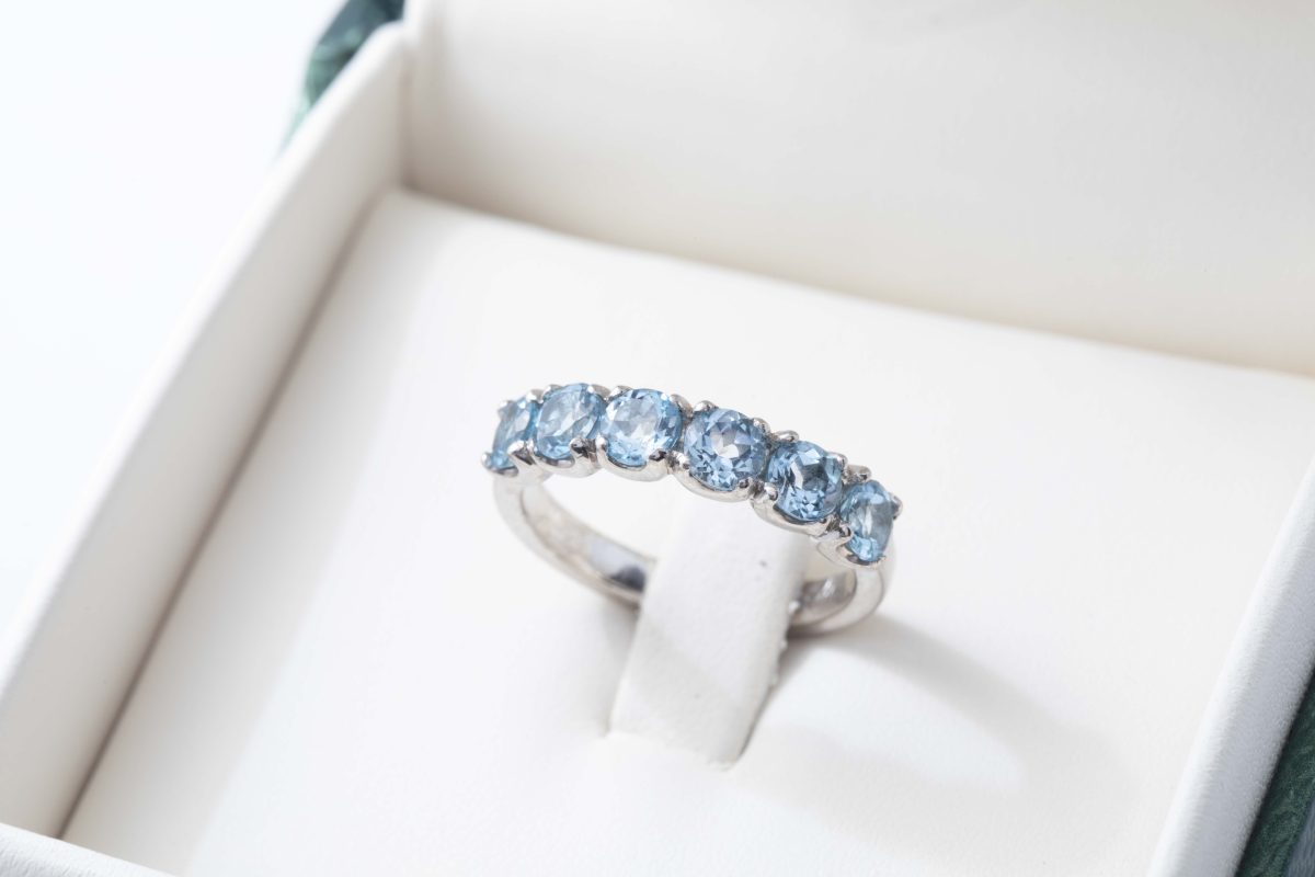 Anillo rivier de aguamarinas