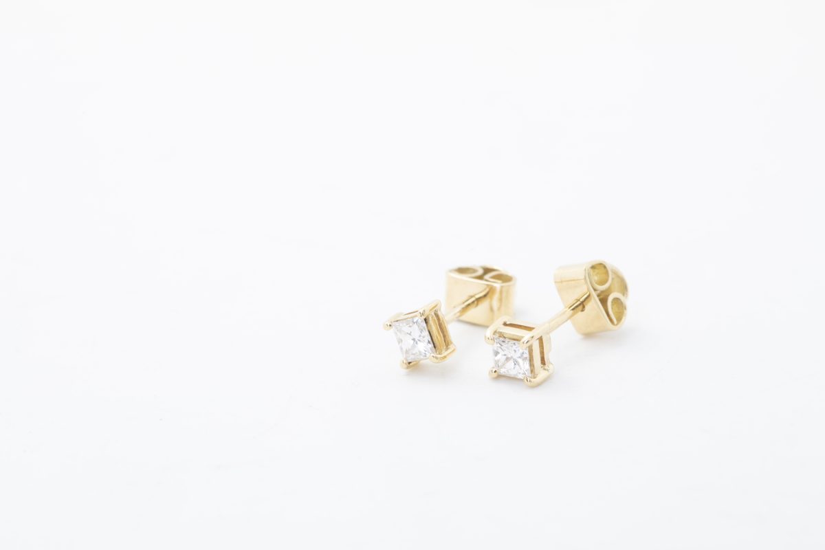 Aretes diamante cuadrado
