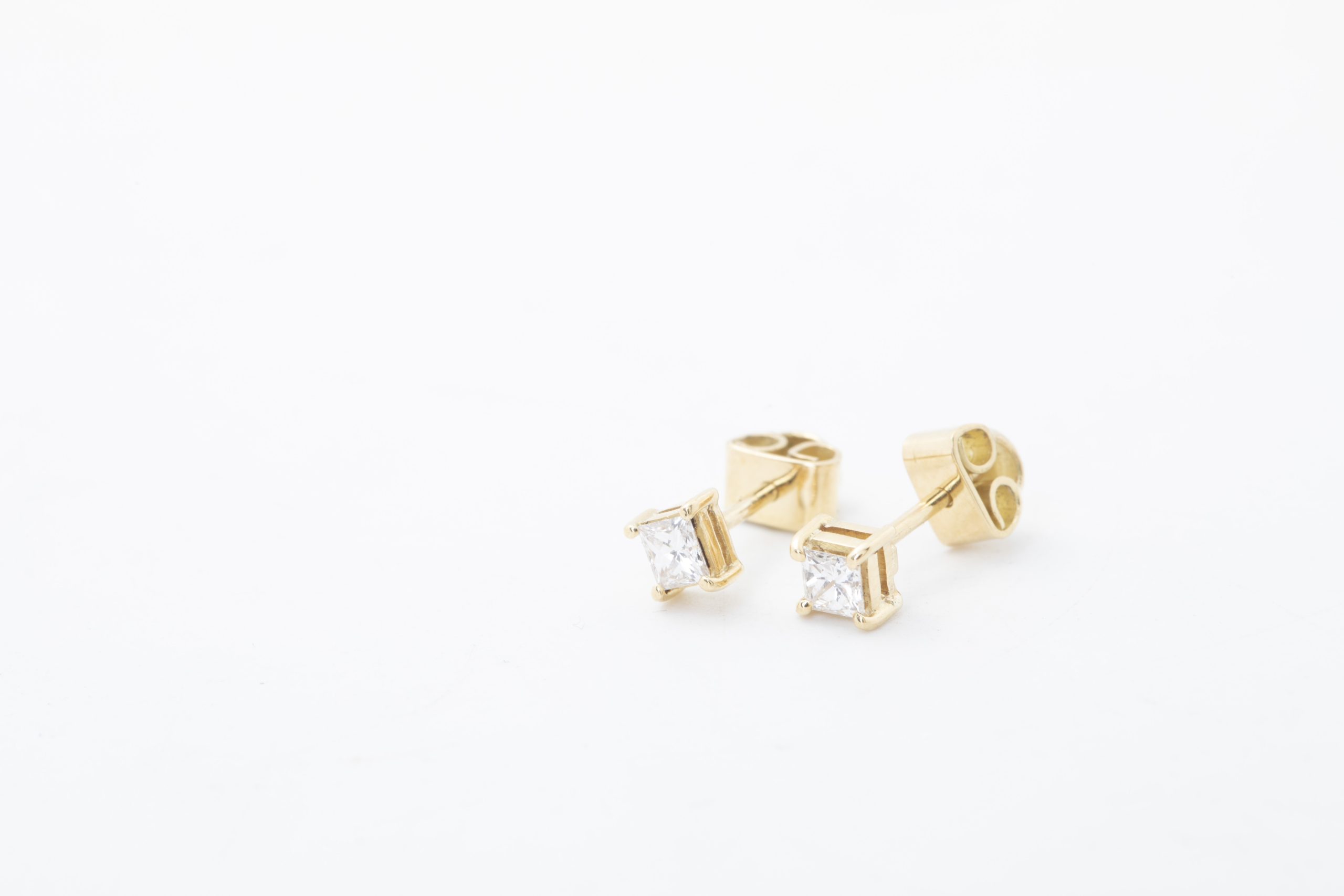 Aretes diamante cuadrado
