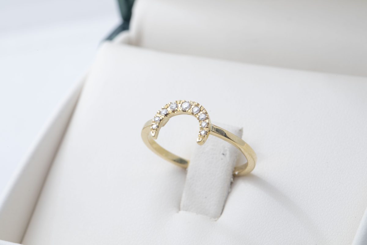 Anillo media luna con diamantes