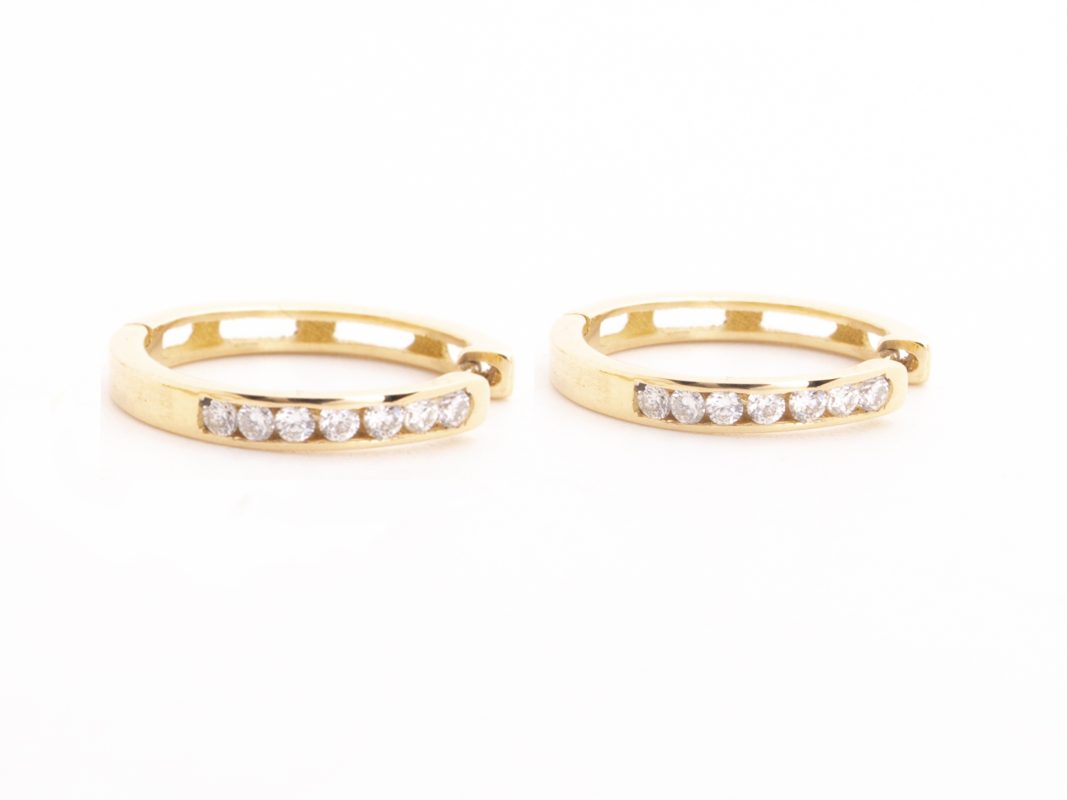 Argollas delgadas con brillantes