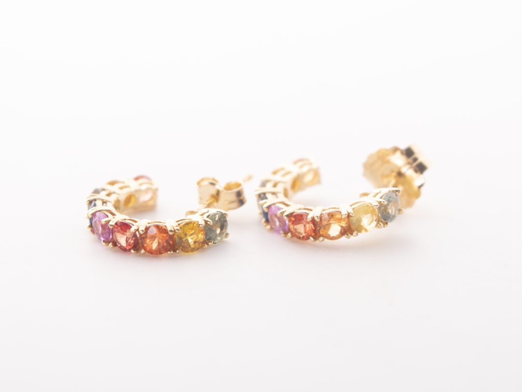 Aretes arcoiris con zafiros