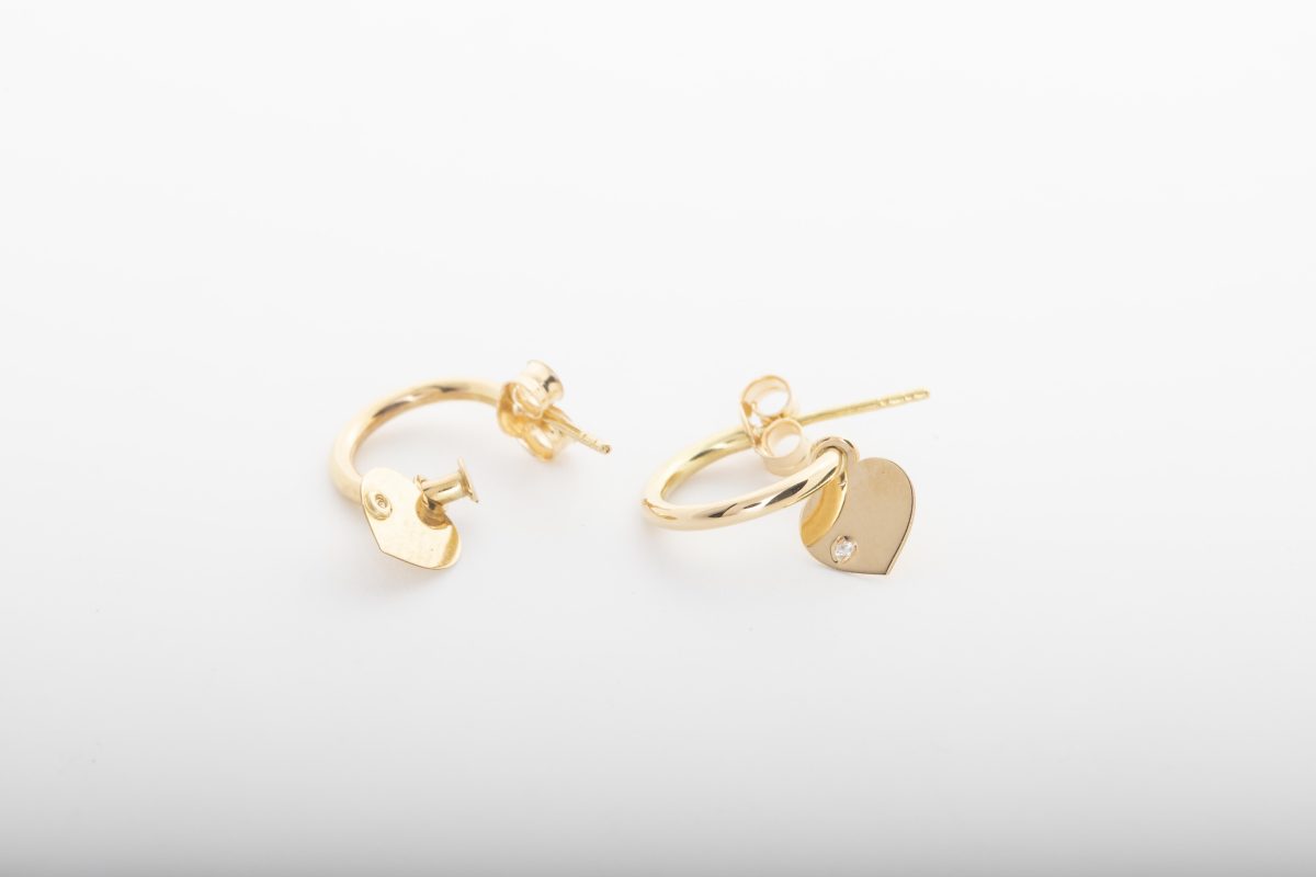 Aretes colgantes con un corazón