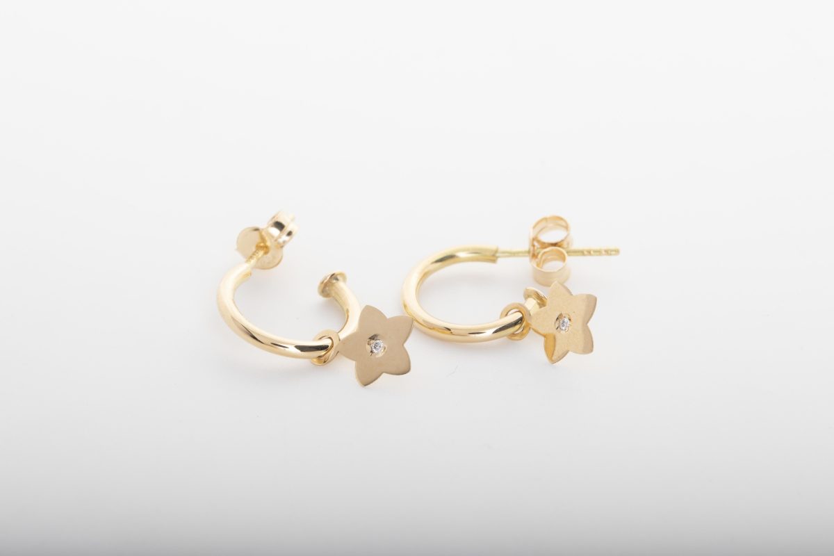 Aretes colgantes con una flor