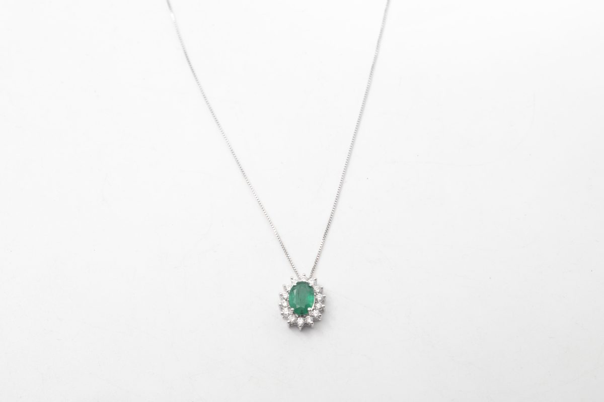 COLLAR CON BRILLANTES Y ESMERALDA