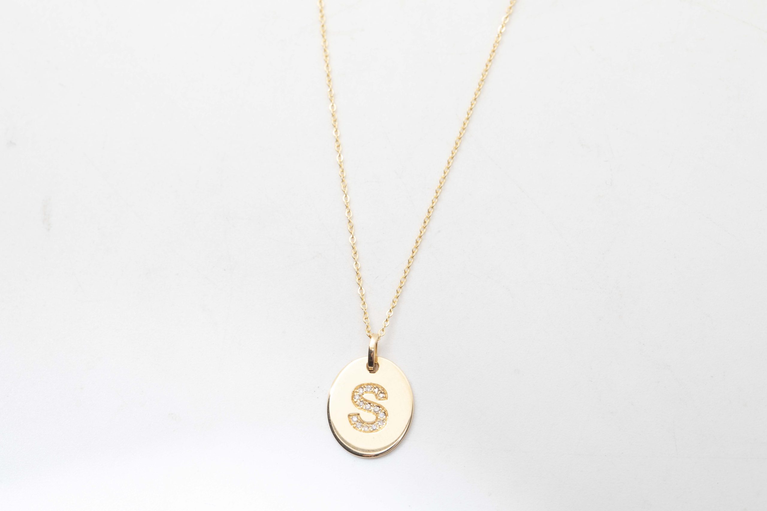 Collar letra S con diamantes