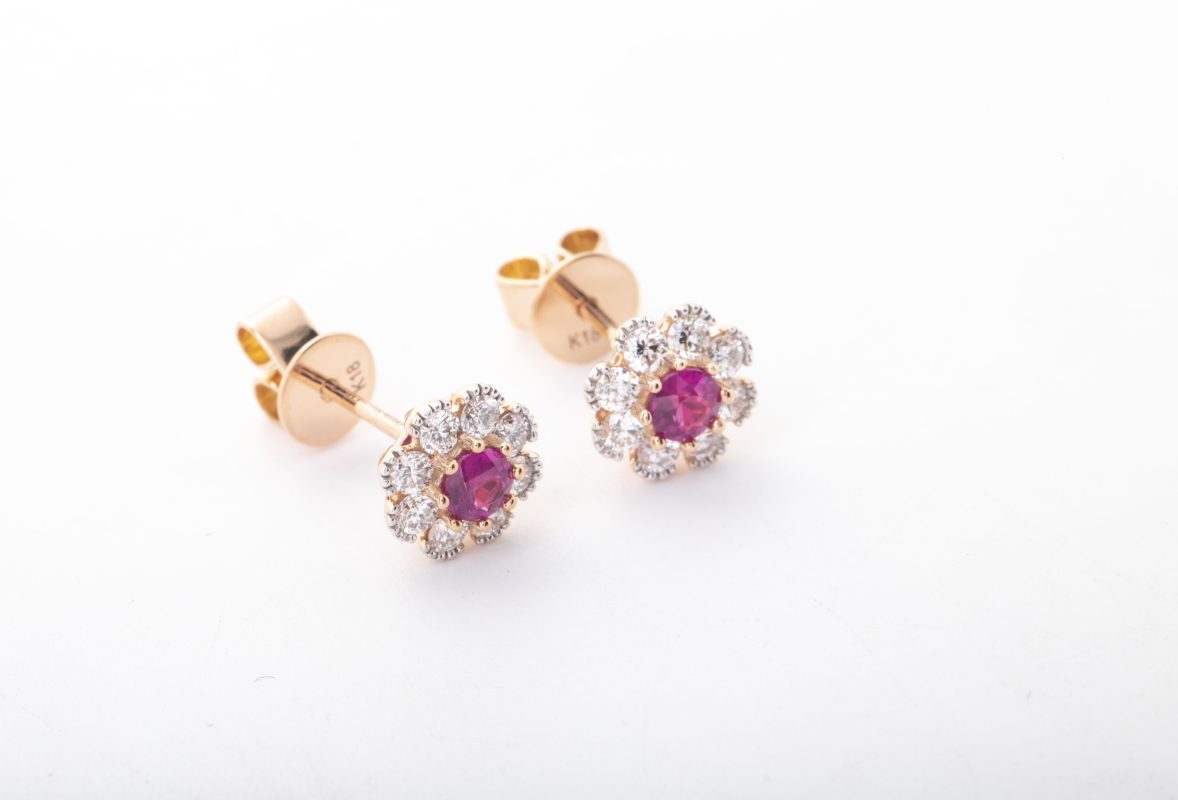 Par de aretes con diamantes y Rubies