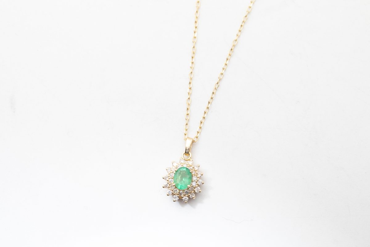 Collar con esmeralda y diamantes